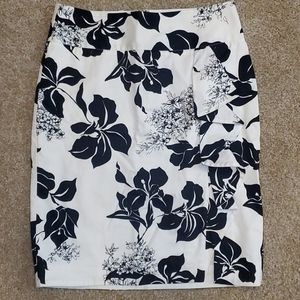 Floral skirt with ruffled slit